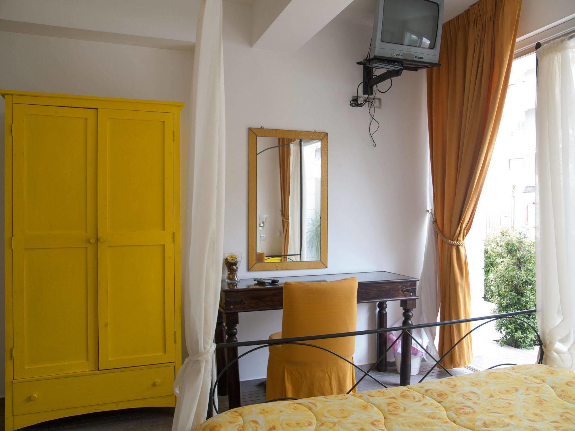 Casa Del Vento Bed & Breakfast Roccalumera Bagian luar foto